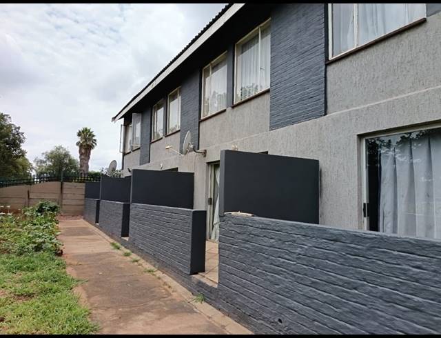 38 BEDROOM FLAT FOR SALE IN VANDERBIJLPARK CW 6